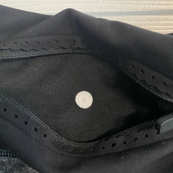 Lululemon Smooth Stride Crop - Picture 6 of 6